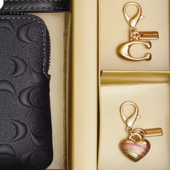COACH Black Signature Leather Wristlet With 2 Charms - Gift Box Set NEW NIB - Picture 4 of 5